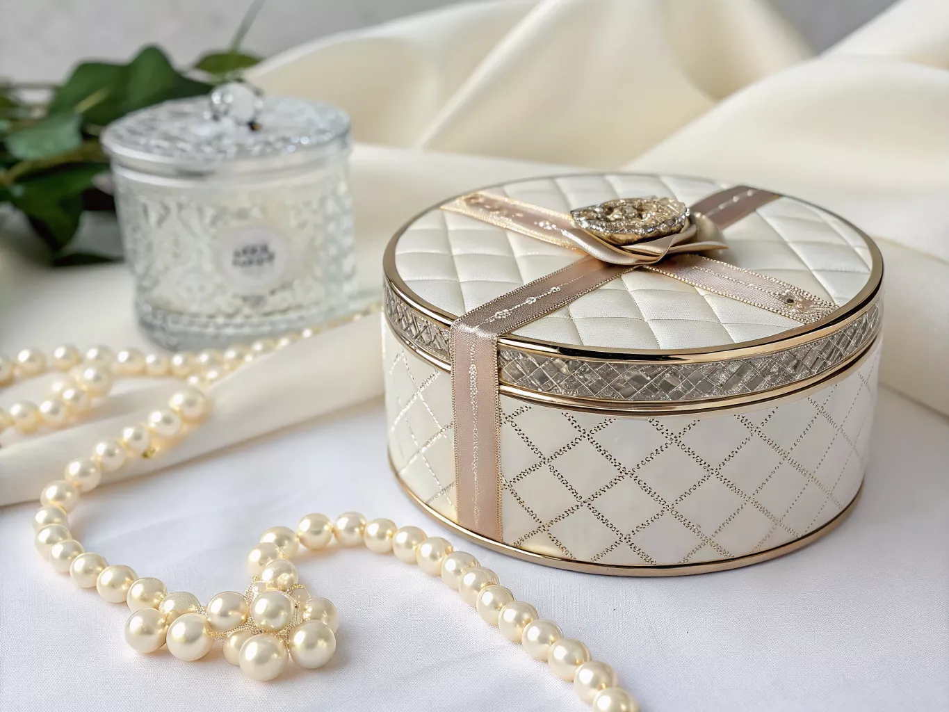 Round luxury gift box with premium finish