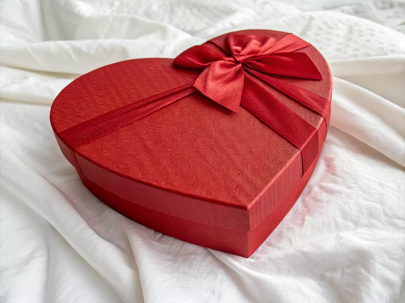 Heart-shaped gift box for romantic occasions