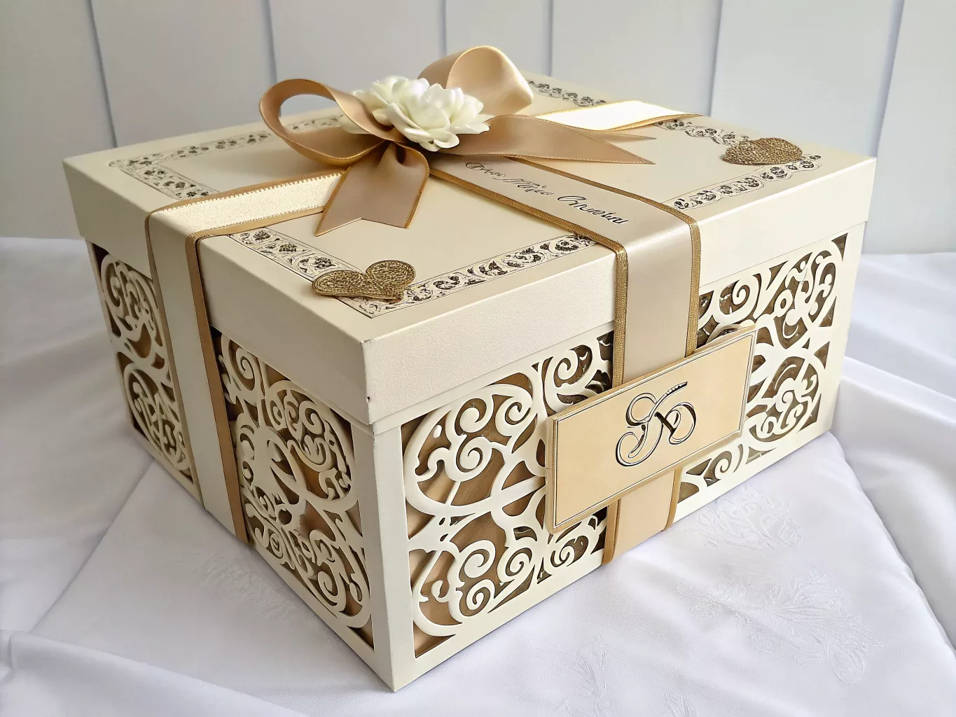 Customized gift box with special decorative features